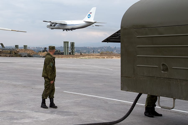 Illustration for article titled Watch The Kremlin's Warplanes Hightail It Out Of Syria And Back To Mother Russia